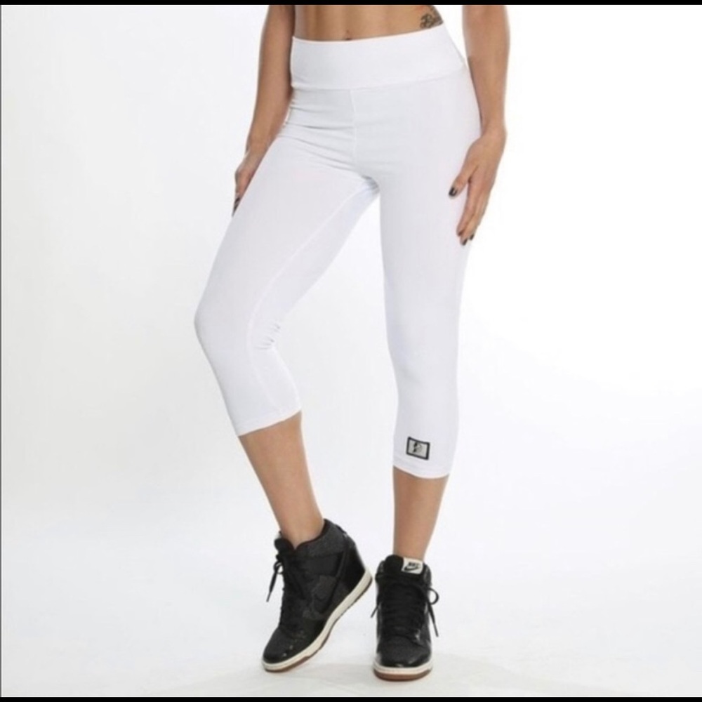 Celestial Bodiez Scrunch White Capri Medium NWT